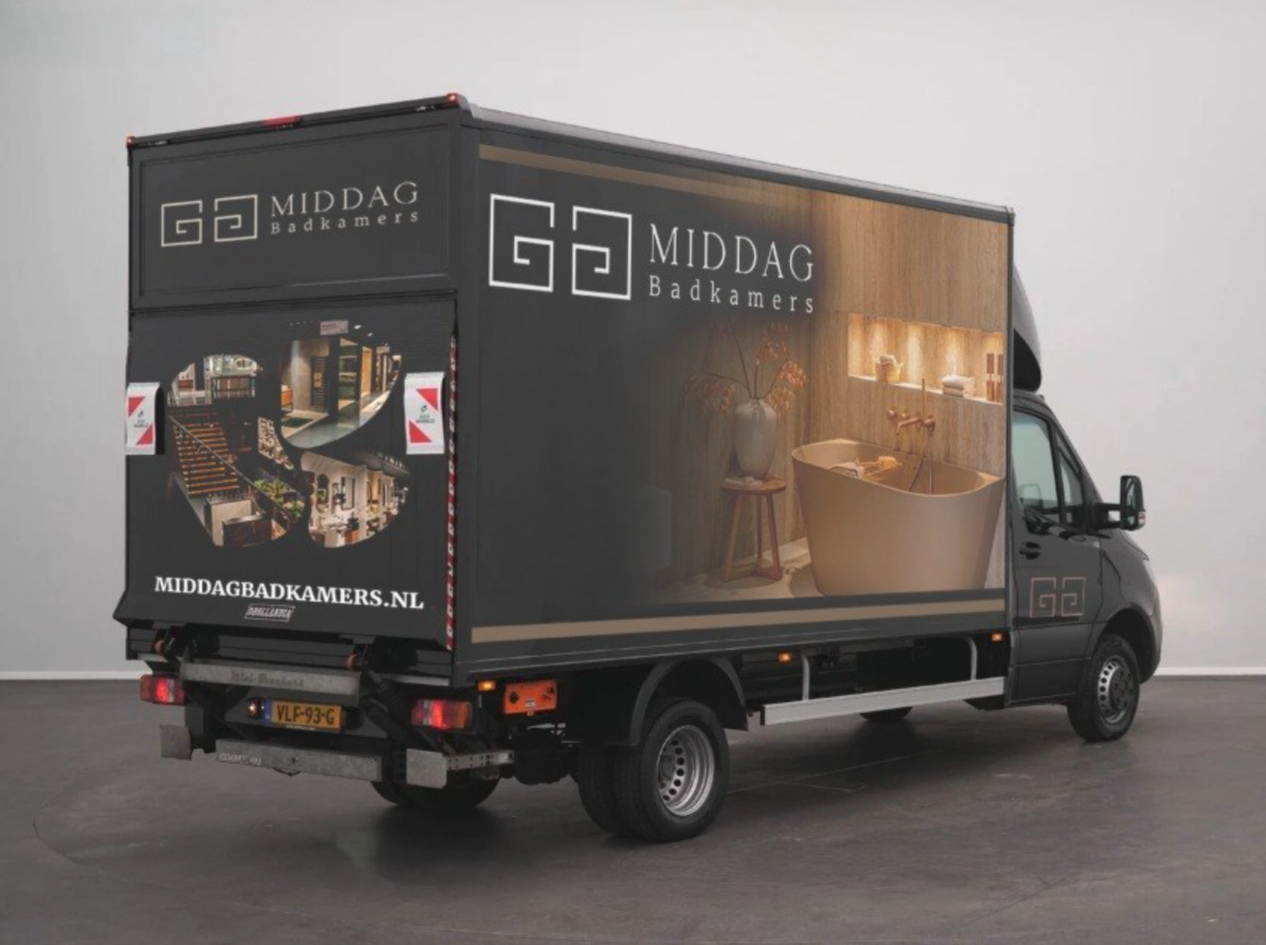 Achterkant Mercedes bakwagen Middag Badkamers