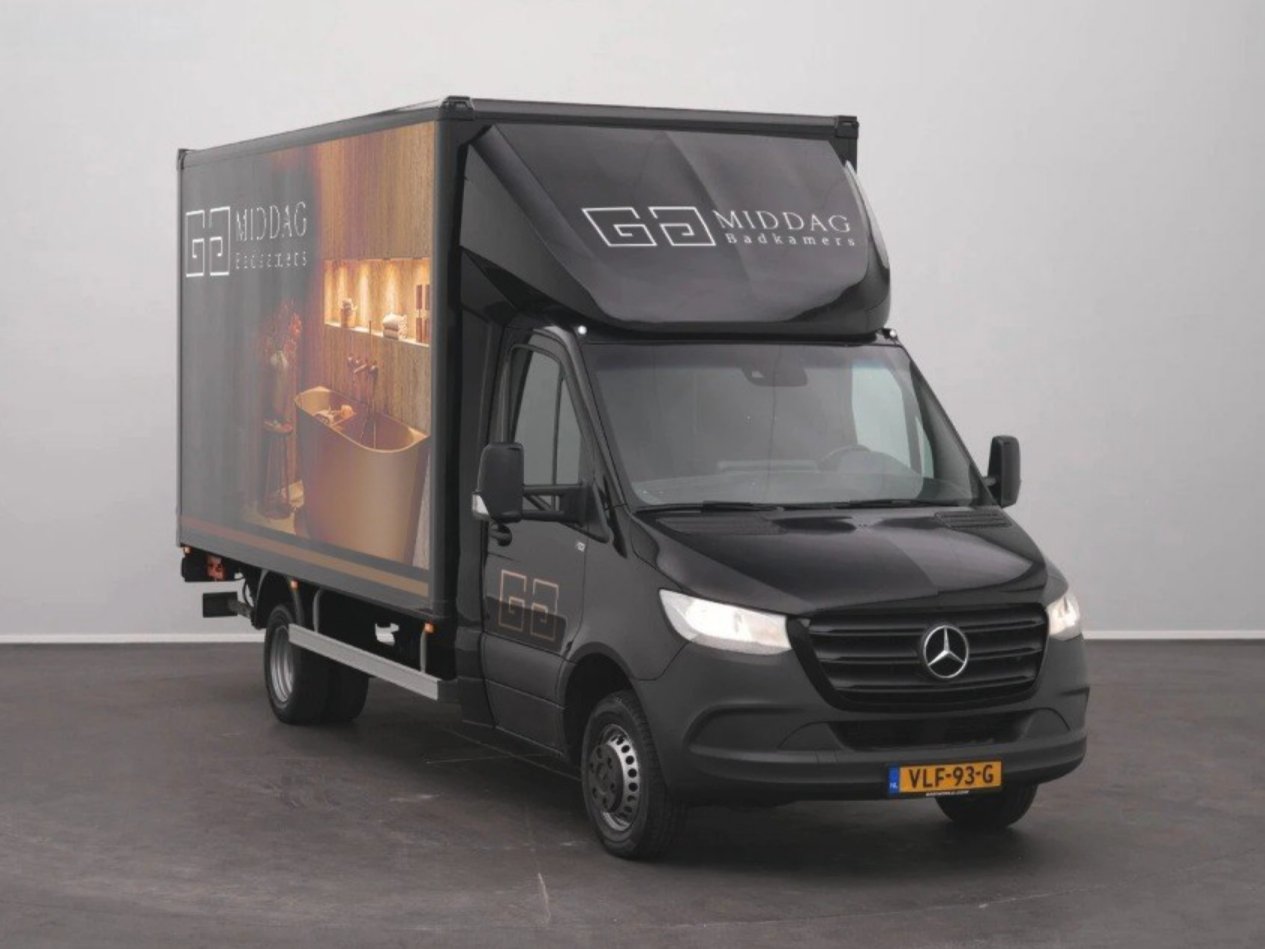 Voorkant Mercedes bakwagen Middag Badkamers