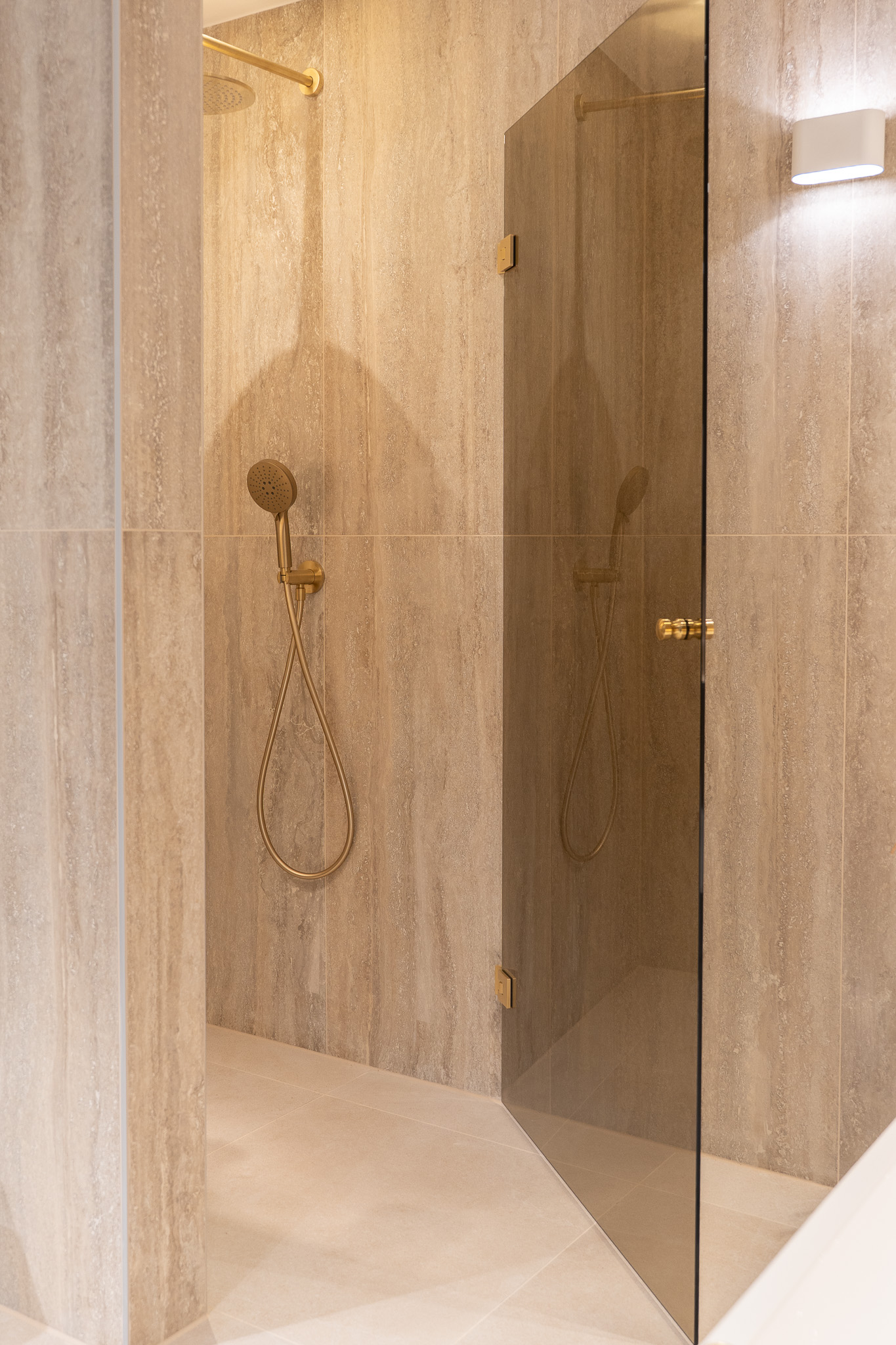 Natuurlijke elegantie: travertin in de badkamer - Foto 2