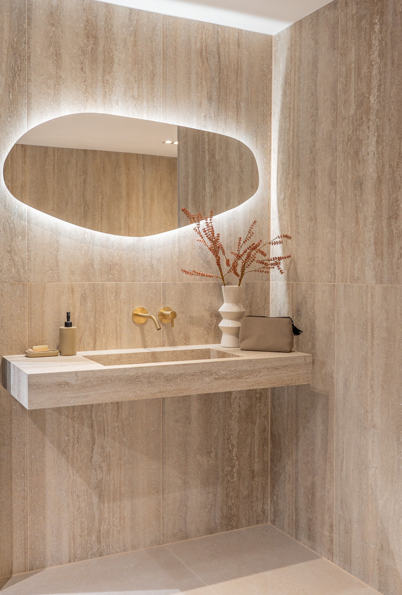 Natuurlijke elegantie: travertin in de badkamer