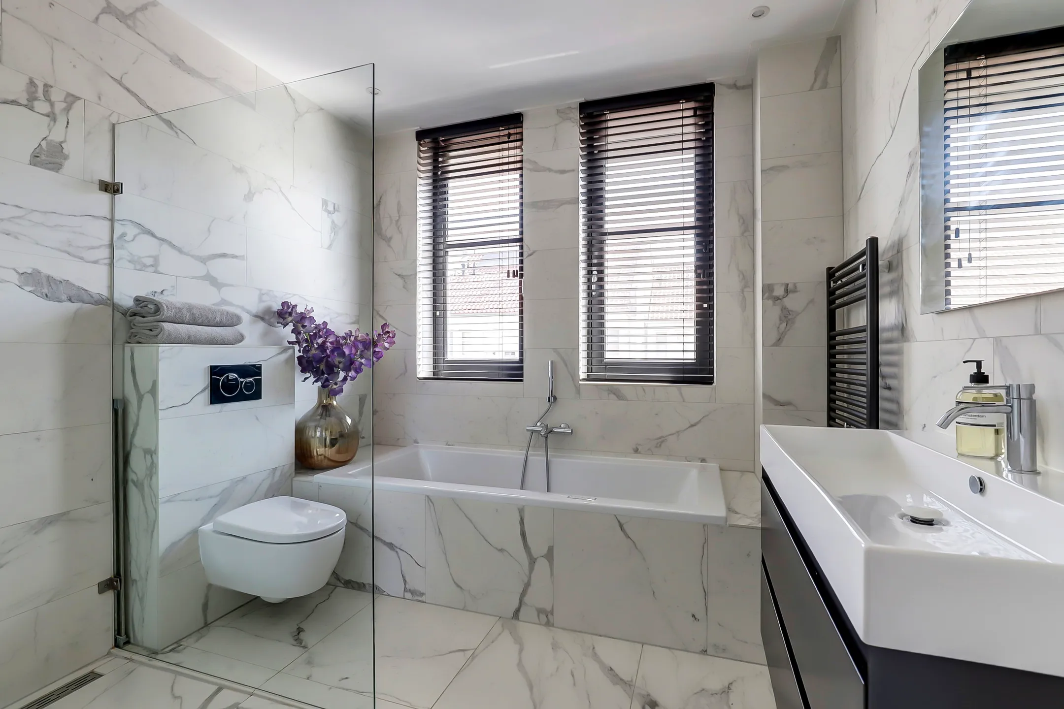 Tijdloos design met marmer en grijze accenten