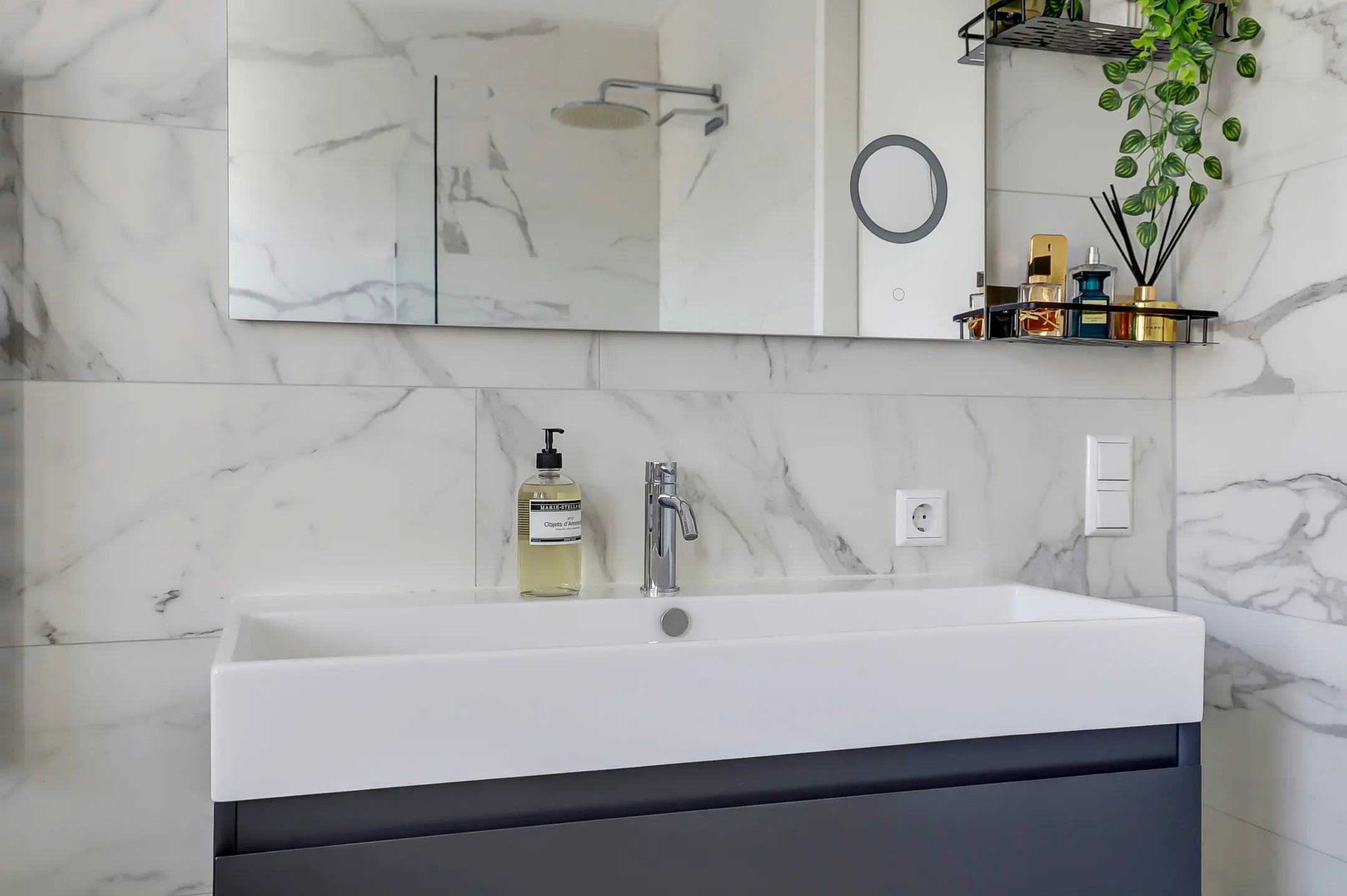 Tijdloos design met marmer en grijze accenten - Foto 1